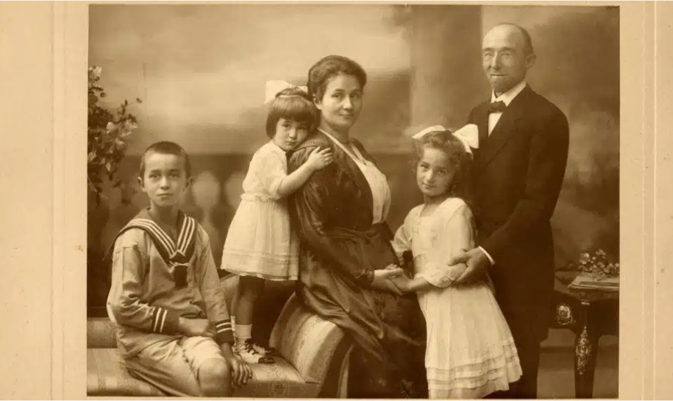 Berthold Heilbronner and his wife Franziska circa 1920 with their three children: Emil, Lotte, and Luise.